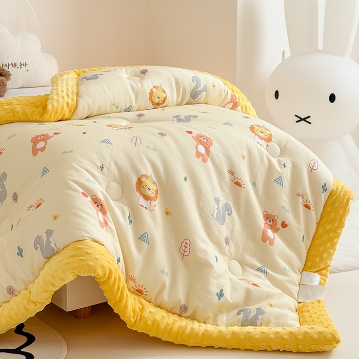 91家纺网 家纺一手货源 找家纺 嗨生活 2025年新款全棉纯棉双层纱豆豆被儿童被春秋被冬被幼儿园被子 狮子王国