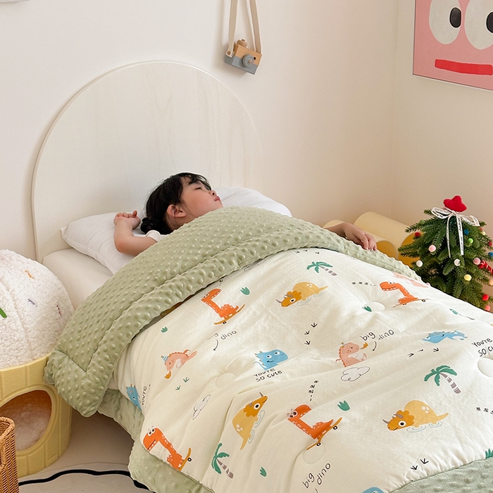 91家纺网 家纺一手货源 找家纺 嗨生活 2025年新款全棉纯棉双层纱豆豆被儿童被春秋被冬被幼儿园被子 恐龙世纪