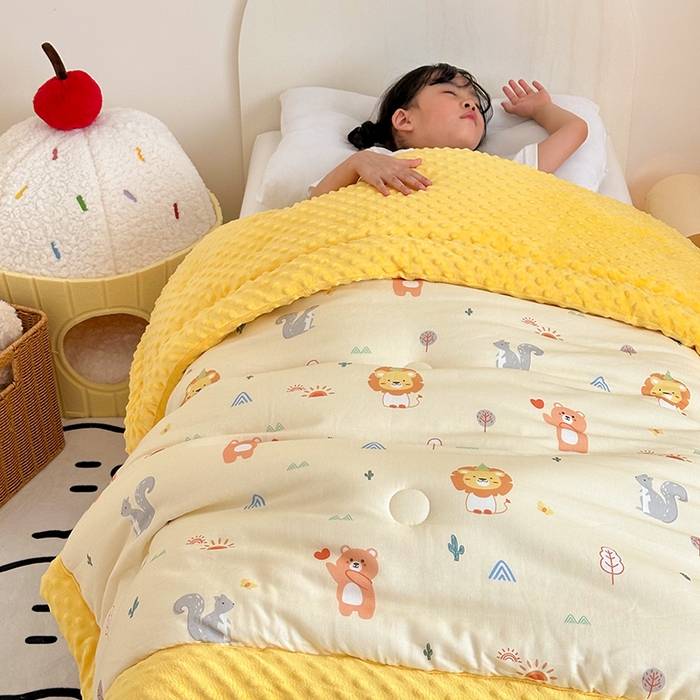 91家纺网 家纺一手货源 找家纺 嗨生活 2025年新款全棉纯棉双层纱豆豆被儿童被春秋被冬被幼儿园被子 狮子王国