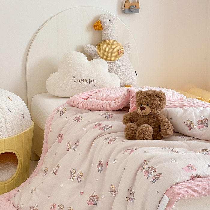 91家纺网 家纺一手货源 找家纺 嗨生活 2025年新款全棉纯棉双层纱豆豆被儿童被春秋被冬被幼儿园被子 幸福女孩