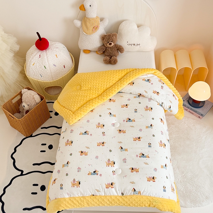 91家纺网 家纺一手货源 找家纺 嗨生活 2025年新款全棉纯棉双层纱豆豆被儿童被春秋被冬被幼儿园被子 可爱腊肠狗