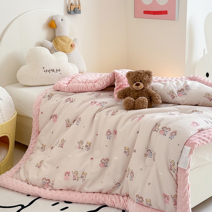 91家纺网 家纺一手货源 找家纺 嗨生活 2025年新款全棉纯棉双层纱豆豆被儿童被春秋被冬被幼儿园被子 幸福女孩