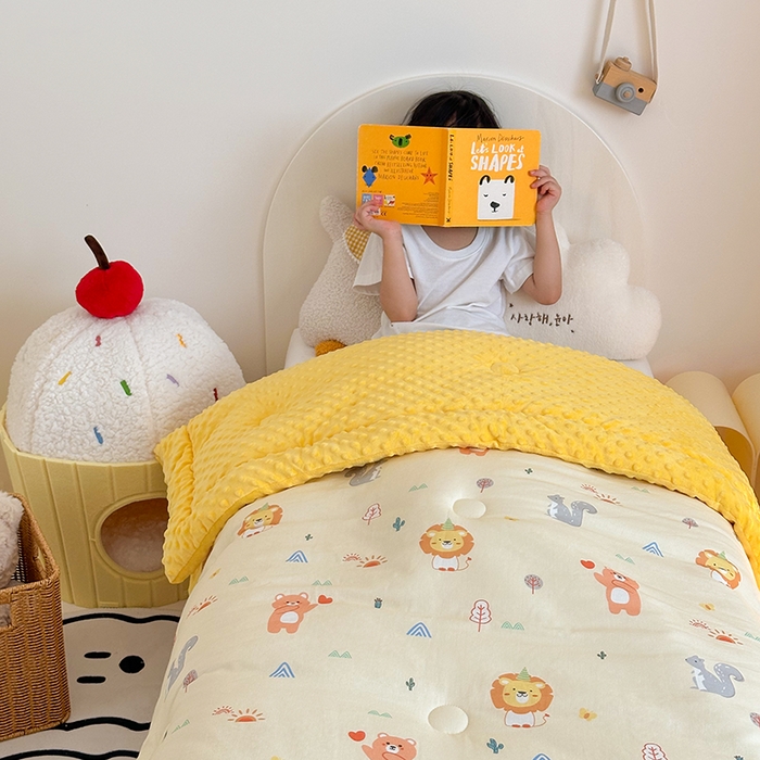 91家纺网 家纺一手货源 找家纺 嗨生活 2025年新款全棉纯棉双层纱豆豆被儿童被春秋被冬被幼儿园被子 狮子王国