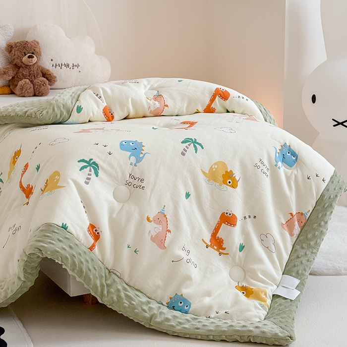 91家纺网 家纺一手货源 找家纺 嗨生活 2025年新款全棉纯棉双层纱豆豆被儿童被春秋被冬被幼儿园被子 恐龙世纪