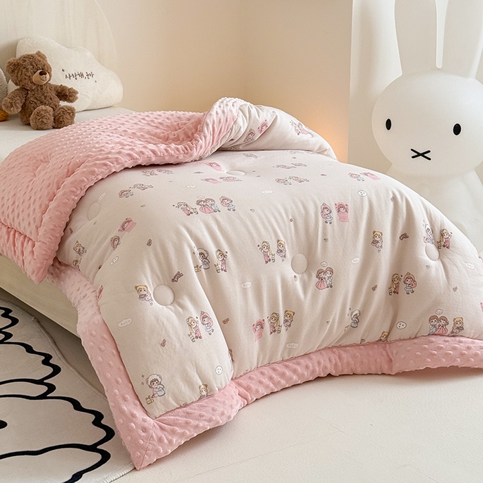 91家纺网 家纺一手货源 找家纺 嗨生活 2025年新款全棉纯棉双层纱豆豆被儿童被春秋被冬被幼儿园被子 幸福女孩