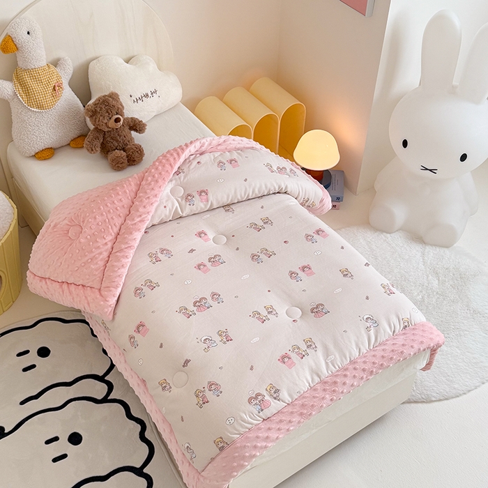 91家纺网 家纺一手货源 找家纺 嗨生活 2025年新款全棉纯棉双层纱豆豆被儿童被春秋被冬被幼儿园被子 幸福女孩