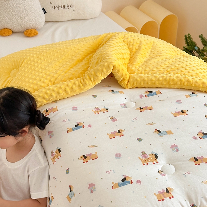 91家纺网 家纺一手货源 找家纺 嗨生活 2025年新款全棉纯棉双层纱豆豆被儿童被春秋被冬被幼儿园被子 可爱腊肠狗