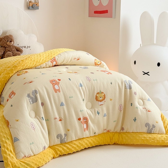 91家纺网 家纺一手货源 找家纺 嗨生活 2025年新款全棉纯棉双层纱豆豆被儿童被春秋被冬被幼儿园被子 狮子王国