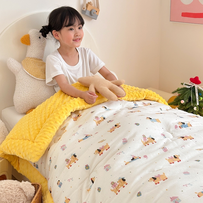91家纺网 家纺一手货源 找家纺 嗨生活 2025年新款全棉纯棉双层纱豆豆被儿童被春秋被冬被幼儿园被子 可爱腊肠狗