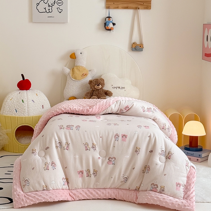 91家纺网 家纺一手货源 找家纺 嗨生活 2025年新款全棉纯棉双层纱豆豆被儿童被春秋被冬被幼儿园被子 幸福女孩