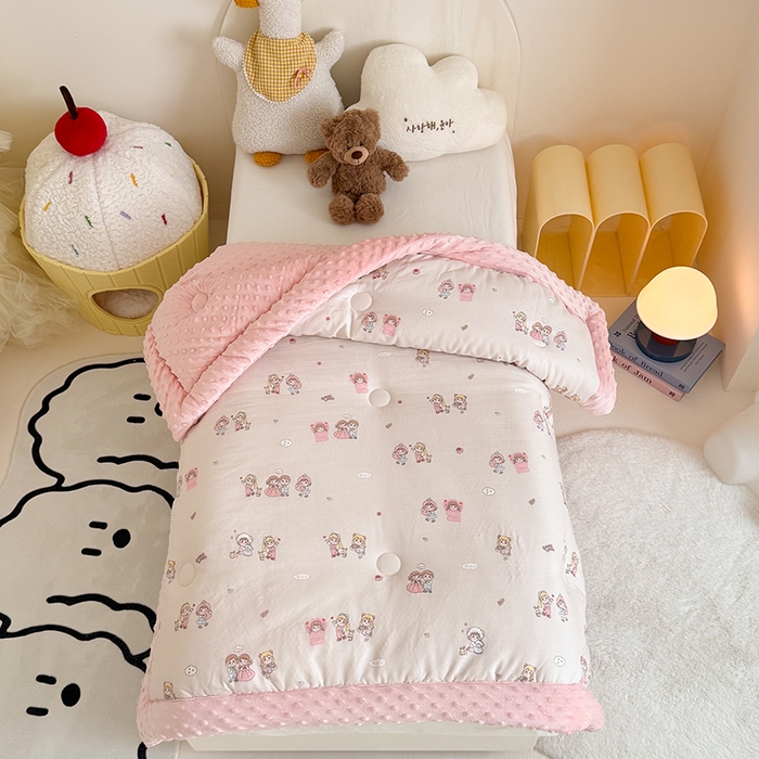 91家纺网 家纺一手货源 找家纺 嗨生活 2025年新款全棉纯棉双层纱豆豆被儿童被春秋被冬被幼儿园被子 幸福女孩