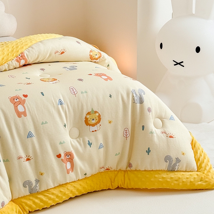 91家纺网 家纺一手货源 找家纺 嗨生活 2025年新款全棉纯棉双层纱豆豆被儿童被春秋被冬被幼儿园被子 狮子王国