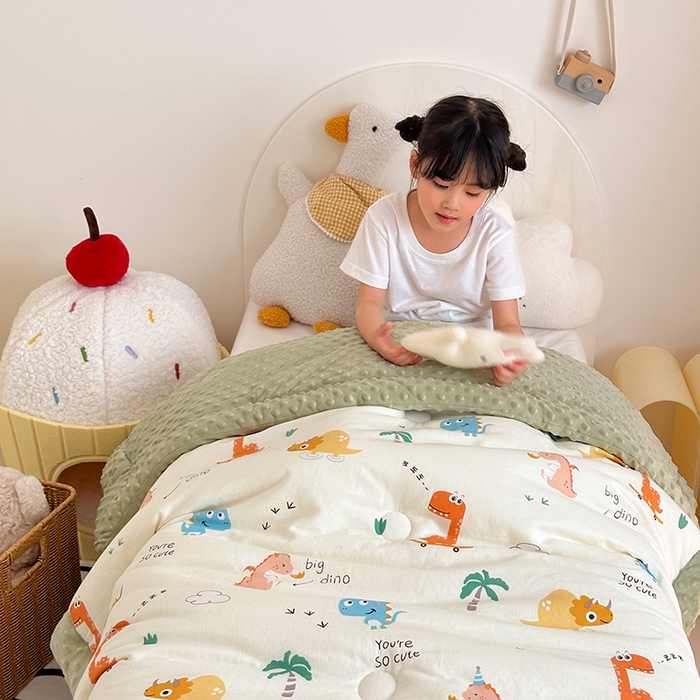 91家纺网 家纺一手货源 找家纺 嗨生活 2025年新款全棉纯棉双层纱豆豆被儿童被春秋被冬被幼儿园被子 恐龙世纪