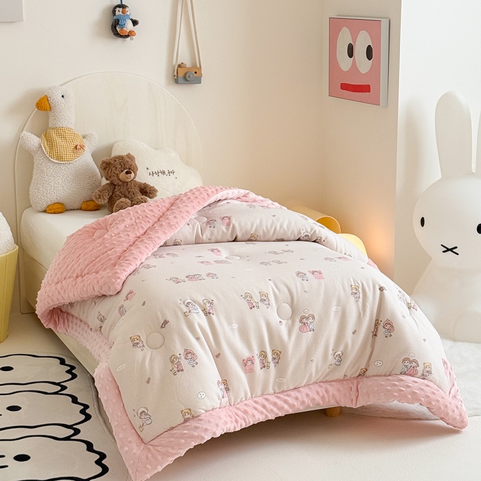 91家纺网 家纺一手货源 找家纺 嗨生活 2025年新款全棉纯棉双层纱豆豆被儿童被春秋被冬被幼儿园被子 幸福女孩