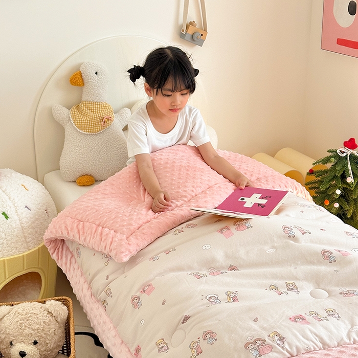 91家纺网 家纺一手货源 找家纺 嗨生活 2025年新款全棉纯棉双层纱豆豆被儿童被春秋被冬被幼儿园被子 幸福女孩