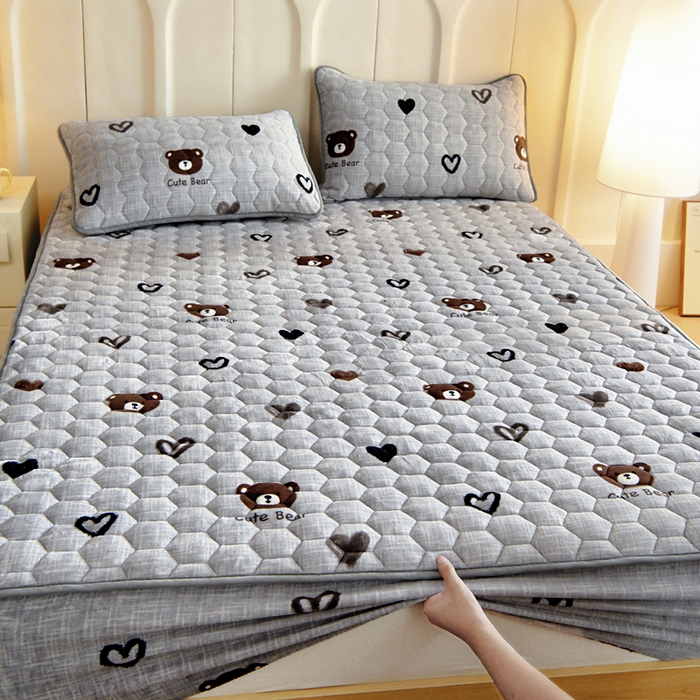 91家纺网 家纺一手货源 找家纺 情煊家纺 2025新款保暖牛奶绒夹棉床笠-床笠款 爱心小熊