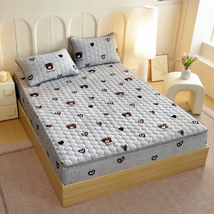 91家纺网 家纺一手货源 找家纺 情煊家纺 2025新款保暖牛奶绒夹棉床笠-床笠款 爱心小熊