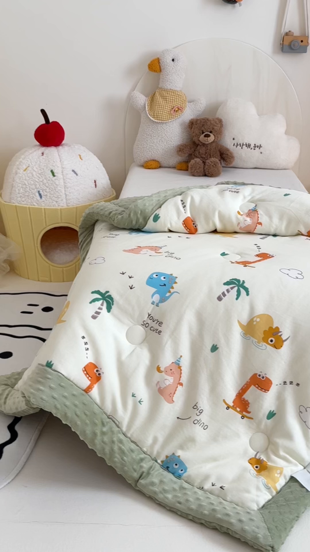 91家纺网 家纺一手货源 找家纺 嗨生活 2025年新款全棉纯棉双层纱豆豆被儿童被春秋被冬被幼儿园被子 恐龙世纪