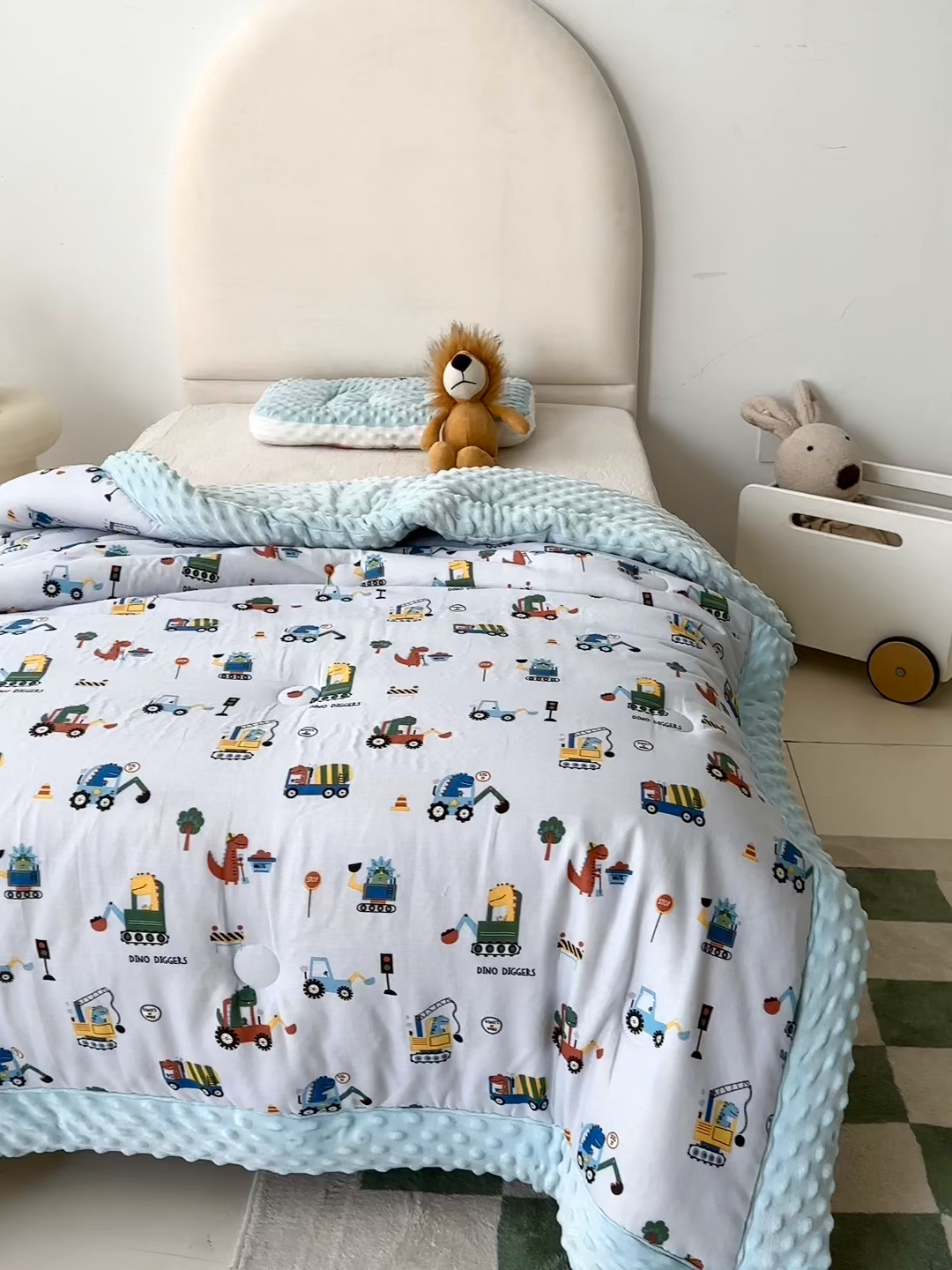 91家纺网 家纺一手货源 找家纺 嗨生活 2025年新款全棉纯棉双层纱豆豆被儿童被春秋被冬被幼儿园被子 挖机恐龙