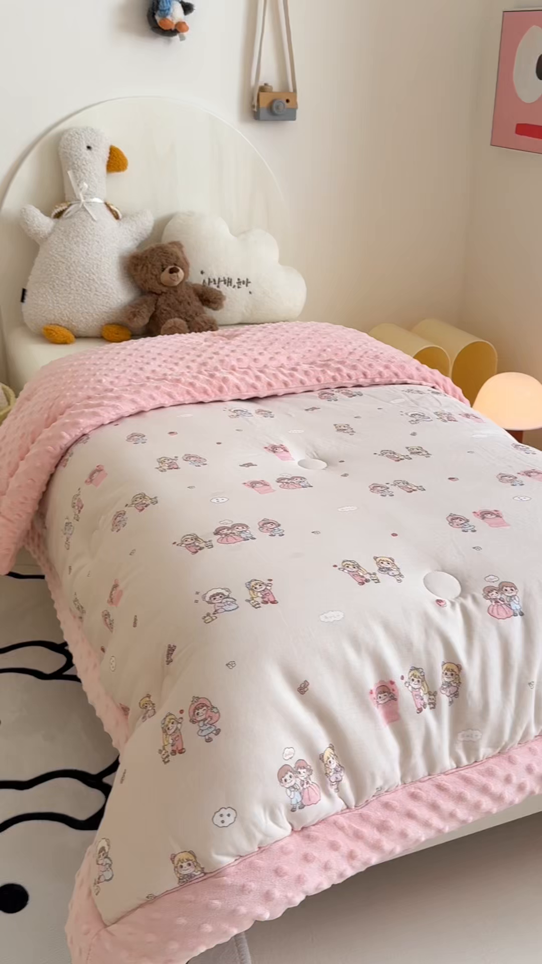 91家纺网 家纺一手货源 找家纺 嗨生活 2025年新款全棉纯棉双层纱豆豆被儿童被春秋被冬被幼儿园被子 幸福女孩