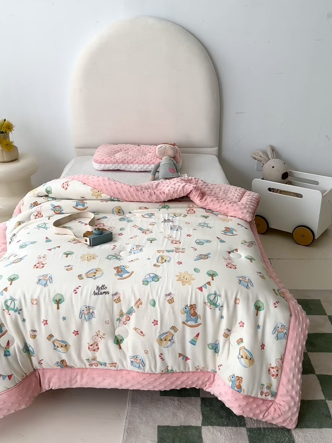 91家纺网 家纺一手货源 找家纺 嗨生活 2025年新款全棉纯棉双层纱豆豆被儿童被春秋被冬被幼儿园被子 玩具屋