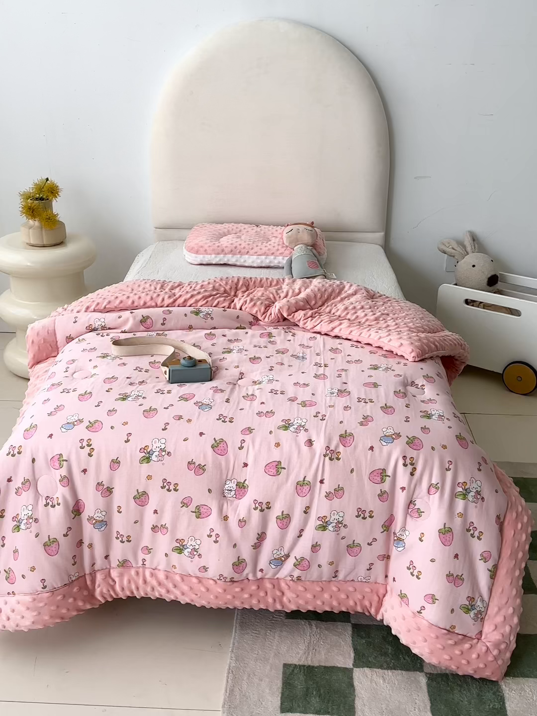 91家纺网 家纺一手货源 找家纺 嗨生活 2025年新款全棉纯棉双层纱豆豆被儿童被春秋被冬被幼儿园被子 草莓兔兔