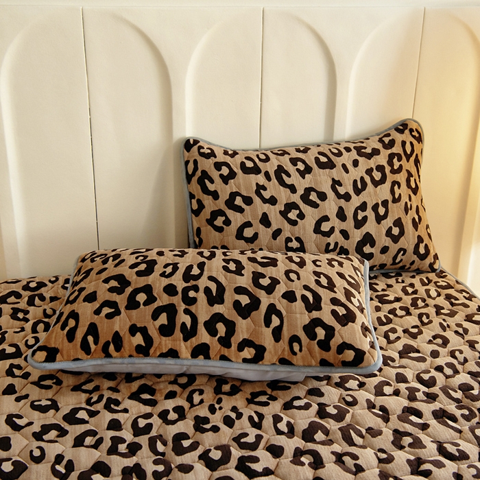 91家纺网 家纺一手货源 找家纺 情煊家纺 2025新款保暖牛奶绒夹棉床笠-床笠款 豹纹