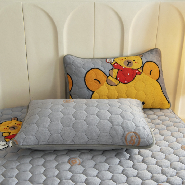 91家纺网 家纺一手货源 找家纺 情煊家纺 2025新款保暖牛奶绒夹棉床笠-床笠款 大力熊