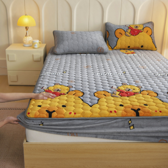 91家纺网 家纺一手货源 找家纺 情煊家纺 2025新款保暖牛奶绒夹棉床笠-床笠款 大力熊