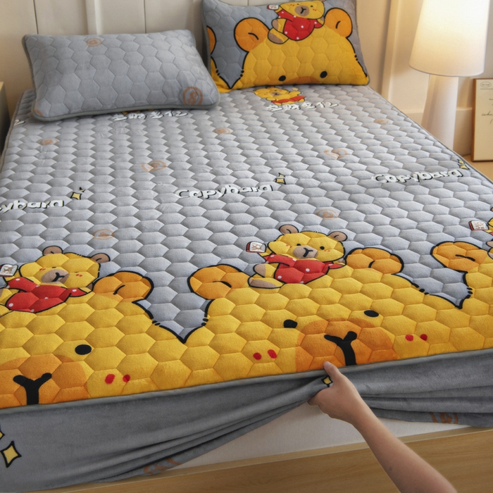 91家纺网 家纺一手货源 找家纺 情煊家纺 2025新款保暖牛奶绒夹棉床笠-床笠款 大力熊