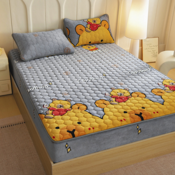 91家纺网 家纺一手货源 找家纺 情煊家纺 2025新款保暖牛奶绒夹棉床笠-床笠款 大力熊