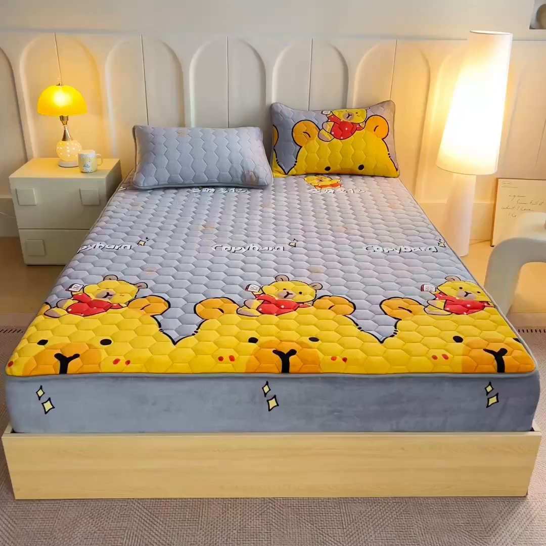 91家纺网 家纺一手货源 找家纺 情煊家纺 2025新款保暖牛奶绒夹棉床笠-床笠款 大力熊