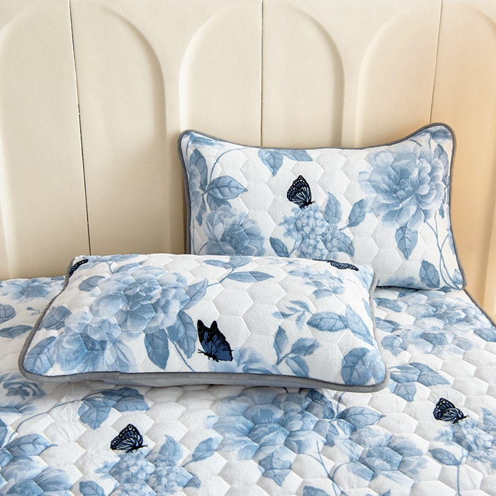 91家纺网 家纺一手货源 找家纺 情煊家纺 2025新款保暖牛奶绒夹棉床笠-床笠款 蝶恋