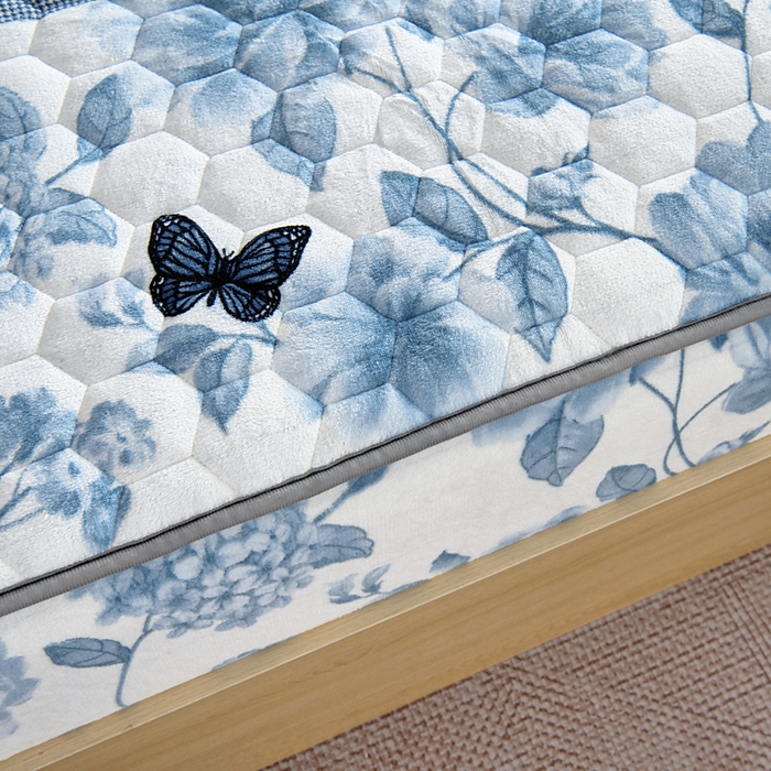 91家纺网 家纺一手货源 找家纺 情煊家纺 2025新款保暖牛奶绒夹棉床笠-床笠款 蝶恋