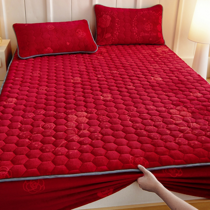 91家纺网 家纺一手货源 找家纺 情煊家纺 2025新款保暖牛奶绒夹棉床笠-床笠款 红玫瑰