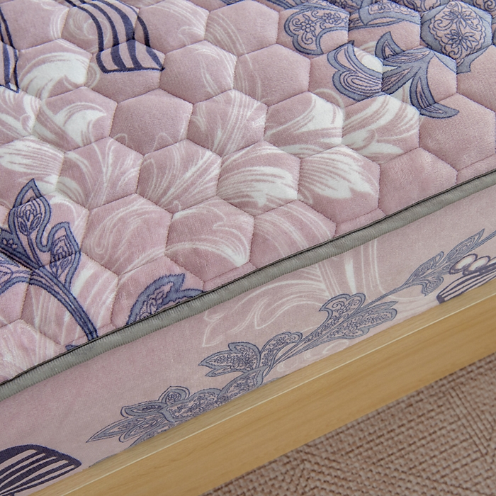 91家纺网 家纺一手货源 找家纺 情煊家纺 2025新款保暖牛奶绒夹棉床笠-床笠款 秘境