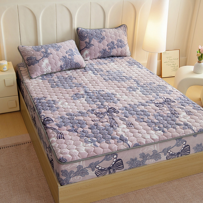 91家纺网 家纺一手货源 找家纺 情煊家纺 2025新款保暖牛奶绒夹棉床笠-床笠款 秘境