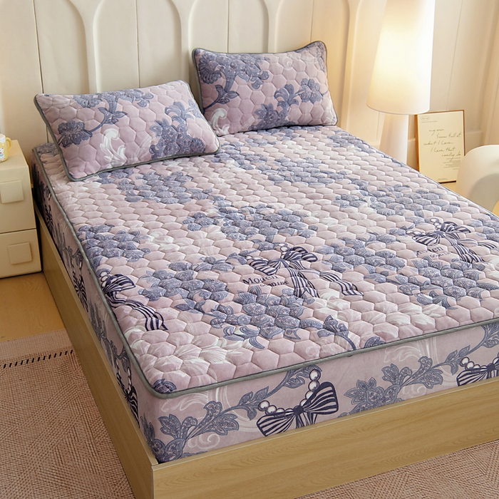 91家纺网 家纺一手货源 找家纺 情煊家纺 2025新款保暖牛奶绒夹棉床笠-床笠款 秘境