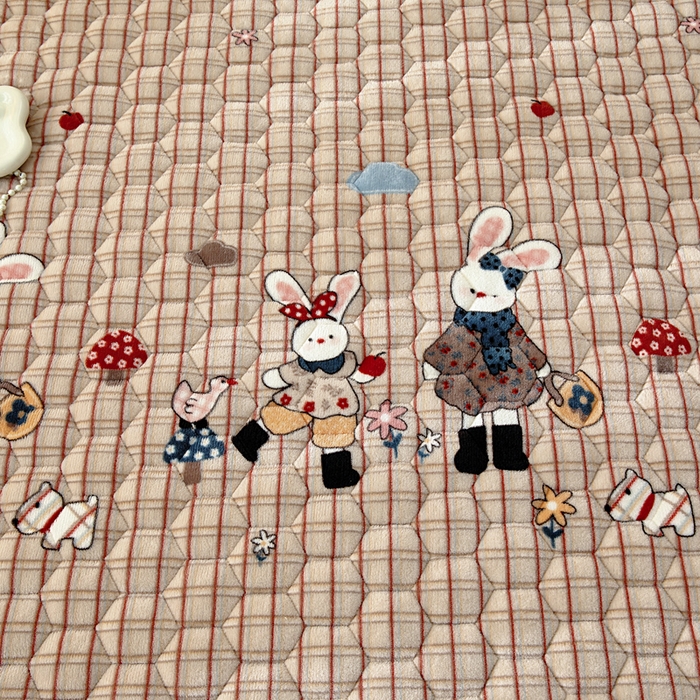 91家纺网 家纺一手货源 找家纺 情煊家纺 2025新款保暖牛奶绒夹棉床笠-床笠款 蘑菇小兔