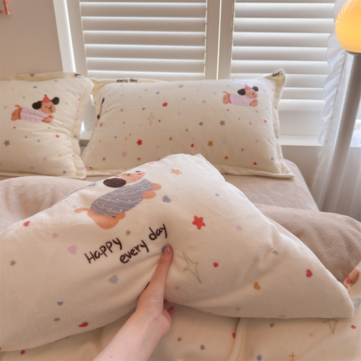 91家纺网 家纺一手货源 找家纺 名兮家居 2025秋冬新款加厚高克重牛奶绒单被套 星星狗