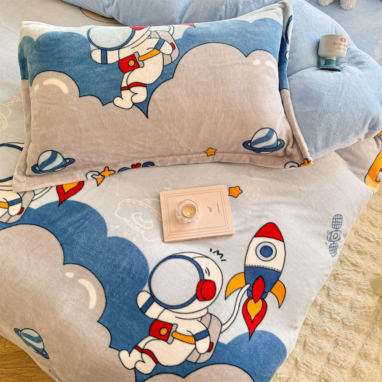 91家纺网 家纺一手货源 找家纺 名兮家居 2025秋冬新款加厚高克重牛奶绒单被套 宇航员