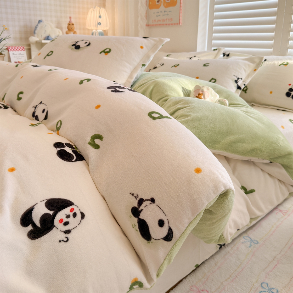 91家纺网 家纺一手货源 找家纺 名兮家居 2025秋冬新款加厚高克重牛奶绒单被套 字母熊猫