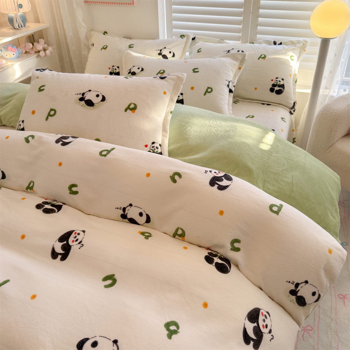 91家纺网 家纺一手货源 找家纺 名兮家居 2025秋冬新款加厚高克重牛奶绒单被套 字母熊猫