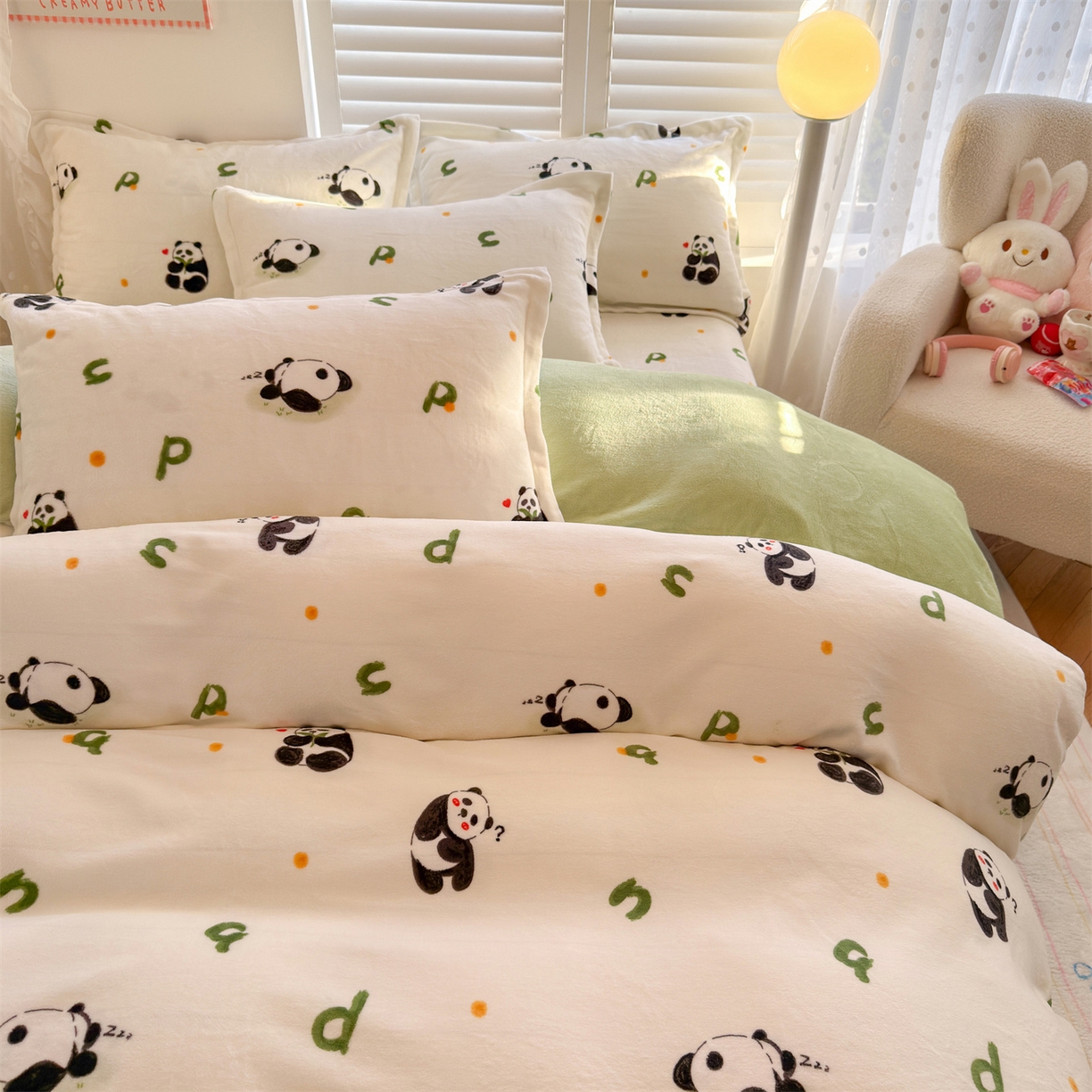 91家纺网 家纺一手货源 找家纺 名兮家居 2025秋冬新款加厚高克重牛奶绒单被套 字母熊猫