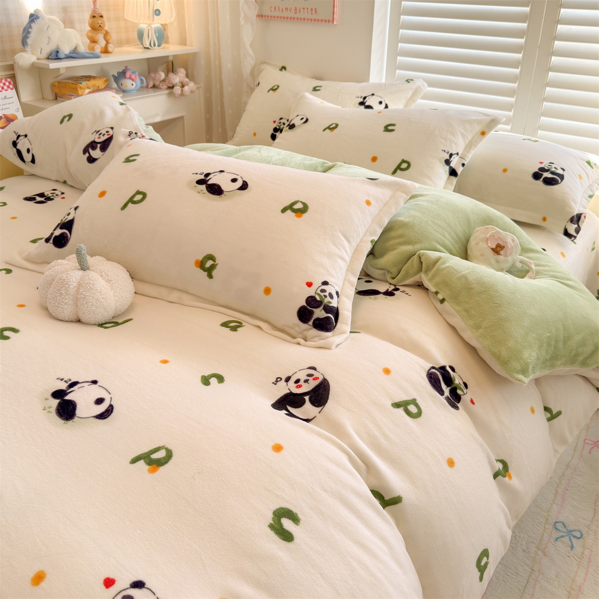 91家纺网 家纺一手货源 找家纺 名兮家居 2025秋冬新款加厚高克重牛奶绒单被套 字母熊猫