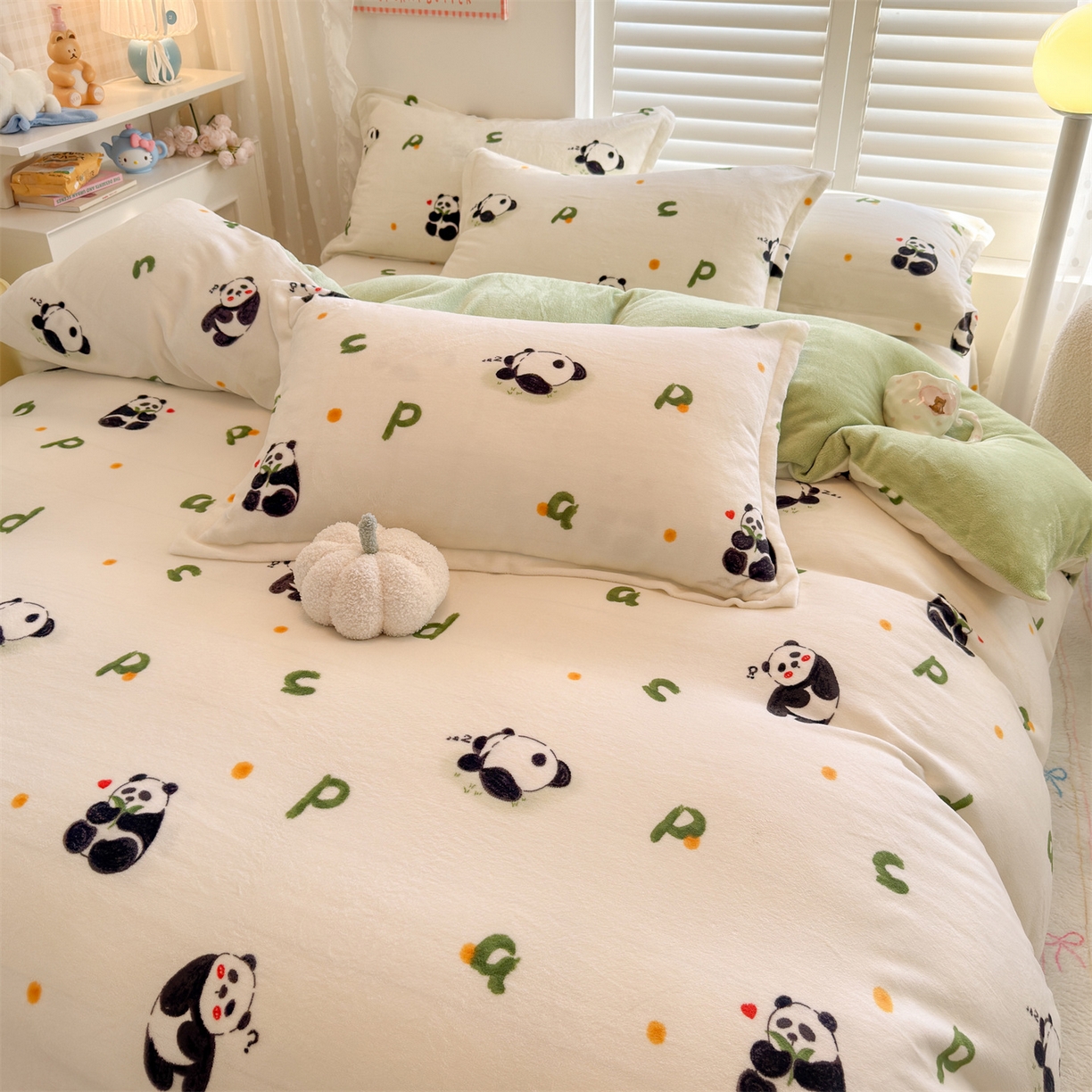 91家纺网 家纺一手货源 找家纺 名兮家居 2025秋冬新款加厚高克重牛奶绒单被套 字母熊猫