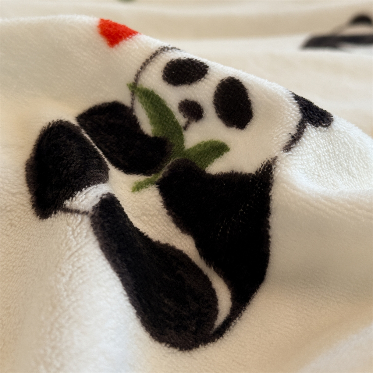 91家纺网 家纺一手货源 找家纺 名兮家居 2025秋冬新款加厚高克重牛奶绒单被套 字母熊猫