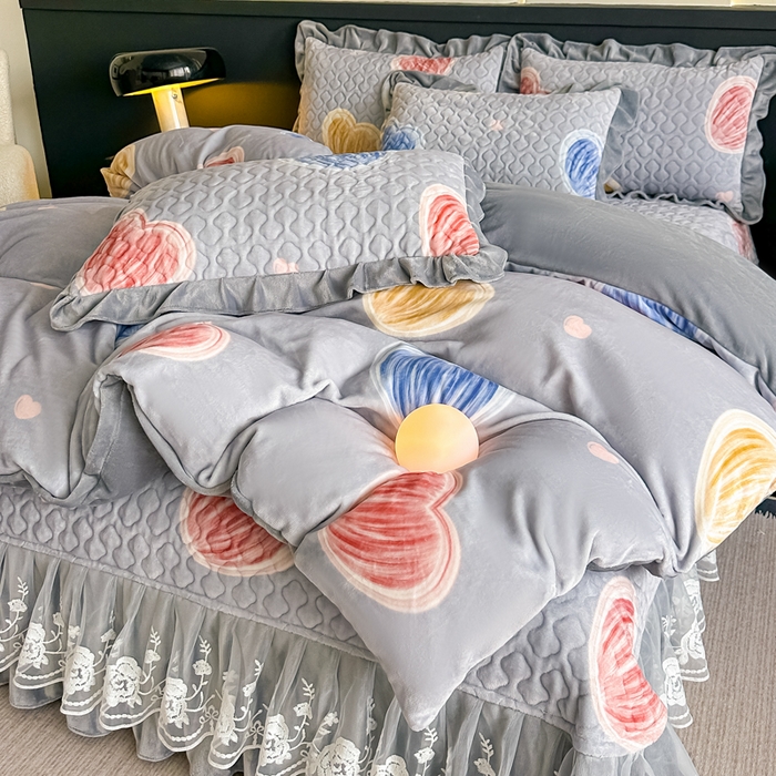 91家纺网 家纺一手货源 找家纺 （总）首选家纺 2025新款直播热款双层蕾丝花边牛奶绒印花床盖四件套床盖单件三件套