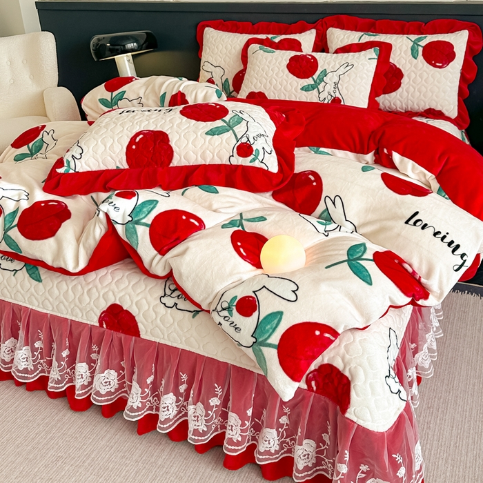 91家纺网 家纺一手货源 找家纺 （总）首选家纺 2025新款直播热款双层蕾丝花边牛奶绒印花床盖四件套床盖单件三件套