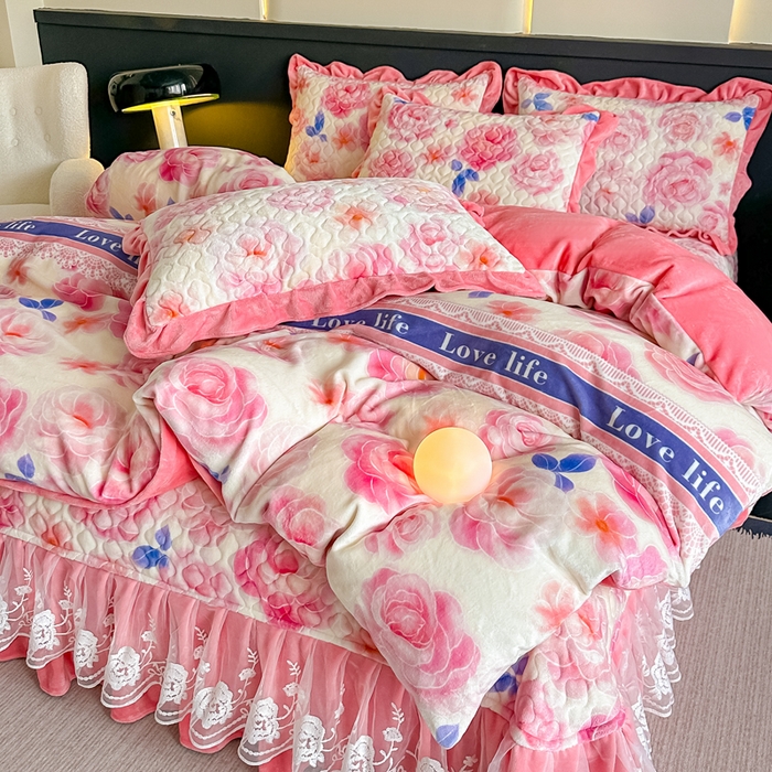 91家纺网 家纺一手货源 找家纺 （总）首选家纺 2025新款直播热款双层蕾丝花边牛奶绒印花床盖四件套床盖单件三件套